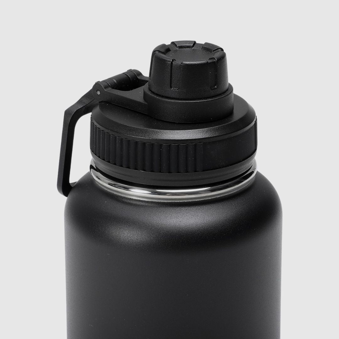 Close-up of the black leak-proof screw cap on the double-walled vacuum bottle