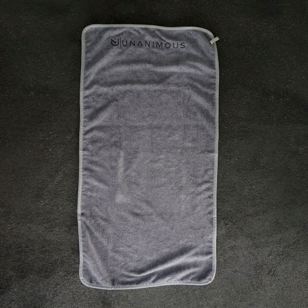 Large dark grey microfiber gym towel, 45x90cm, for maximum coverage.