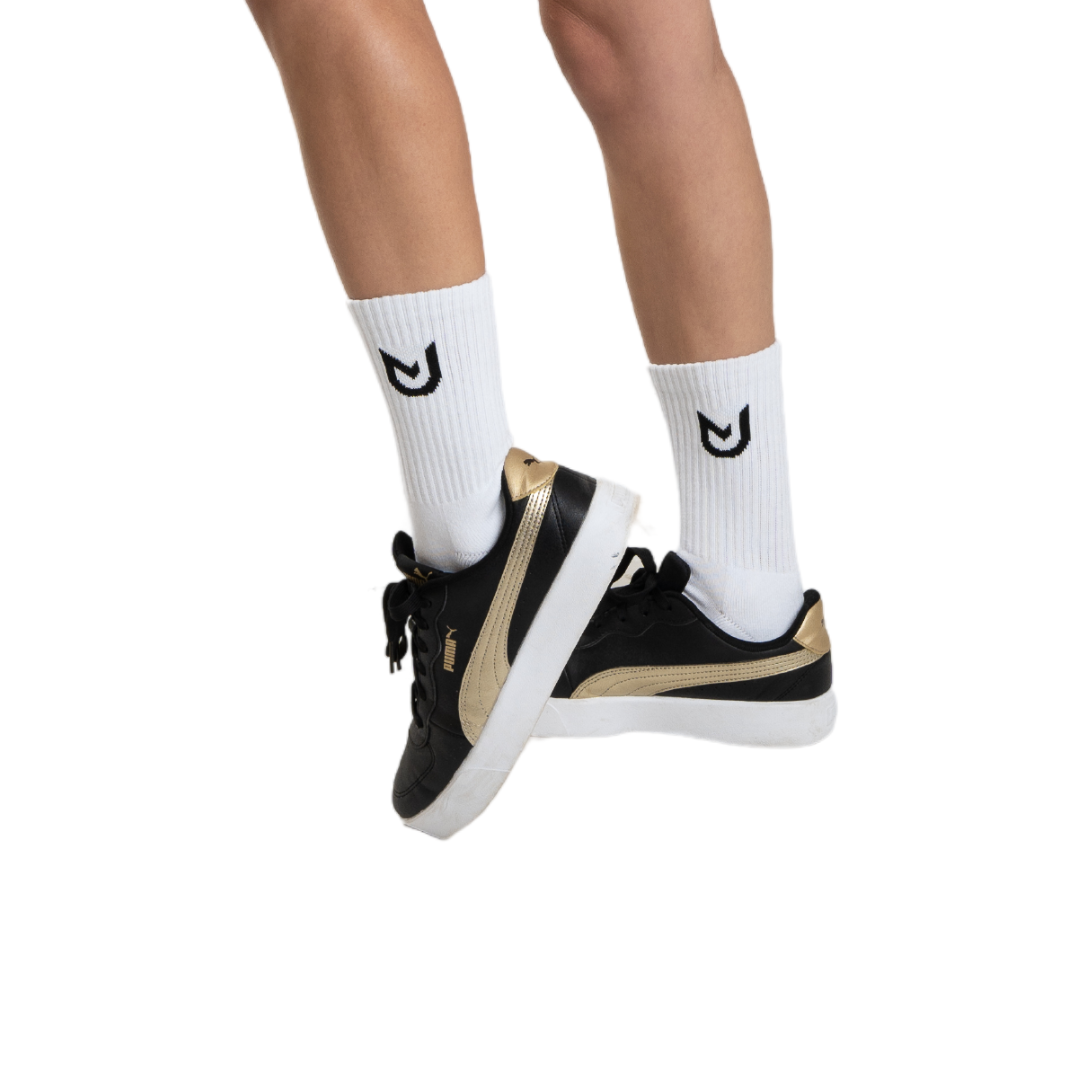 Pair of white basic performance socks, cotton blend for training and comfort.
