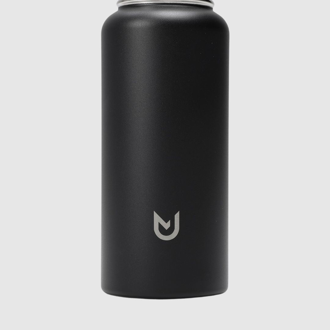 Sustainable 1-liter black stainless steel water bottle ready for outdoor use.